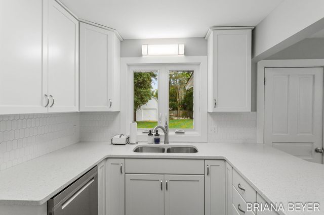 32 W Mckinley Avenue, Zeeland, MI 49464