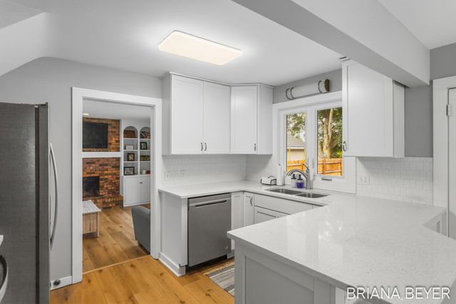 32 W Mckinley Avenue, Zeeland, MI 49464