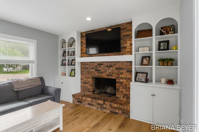 32 W Mckinley Avenue, Zeeland, MI 49464