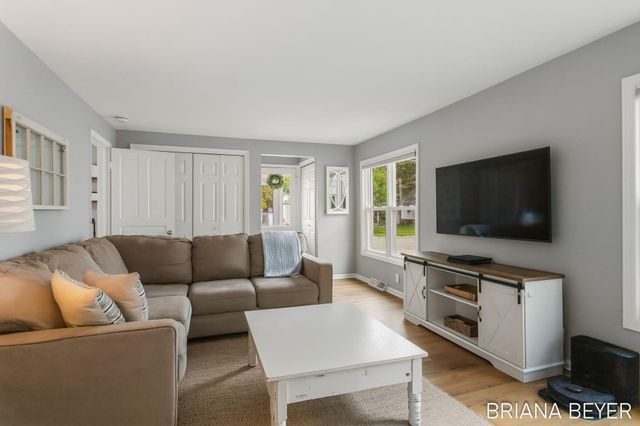 32 W Mckinley Avenue, Zeeland, MI 49464