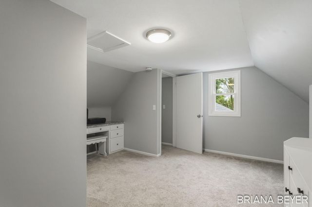32 W Mckinley Avenue, Zeeland, MI 49464