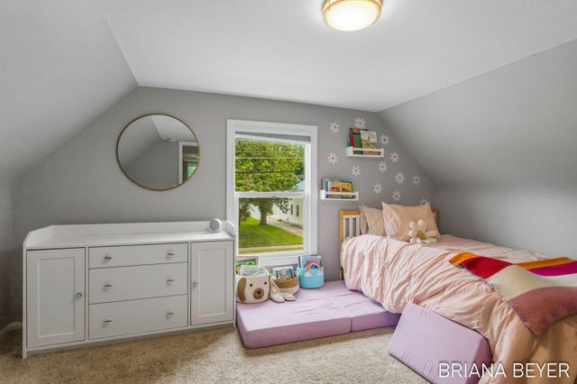 32 W Mckinley Avenue, Zeeland, MI 49464