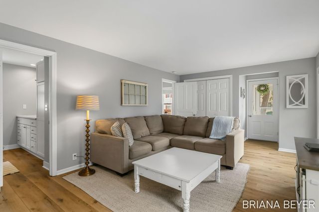 32 W Mckinley Avenue, Zeeland, MI 49464