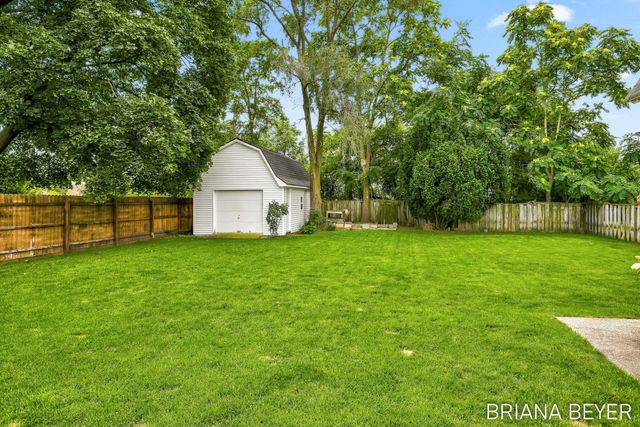 32 W Mckinley Avenue, Zeeland, MI 49464