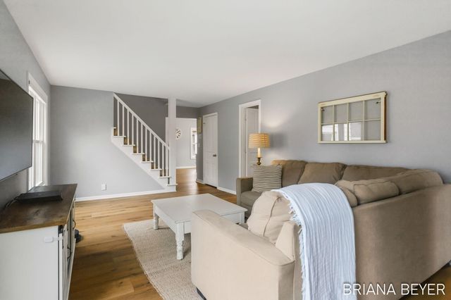 32 W Mckinley Avenue, Zeeland, MI 49464