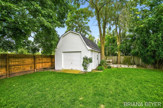32 W Mckinley Avenue, Zeeland, MI 49464
