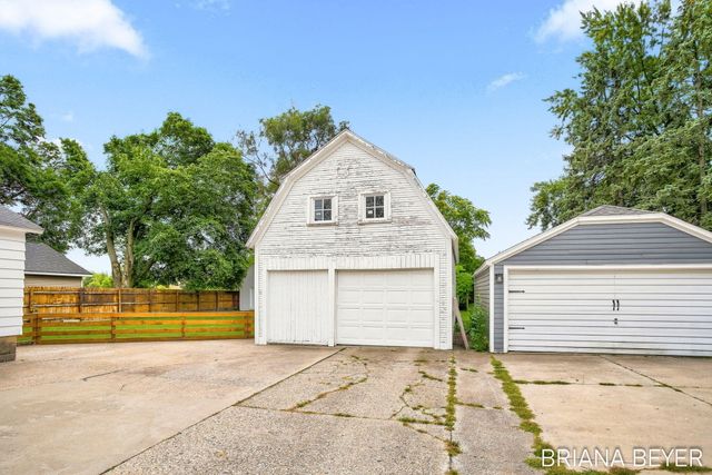 32 W Mckinley Avenue, Zeeland, MI 49464