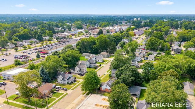 32 W Mckinley Avenue, Zeeland, MI 49464