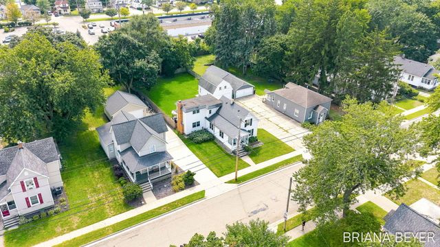 32 W Mckinley Avenue, Zeeland, MI 49464