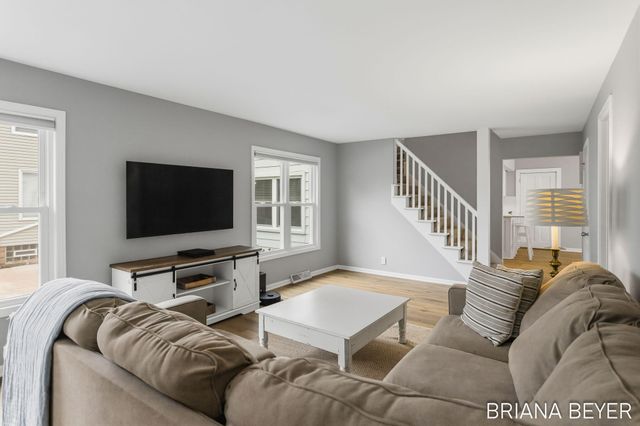 32 W Mckinley Avenue, Zeeland, MI 49464