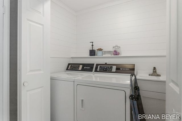 32 W Mckinley Avenue, Zeeland, MI 49464