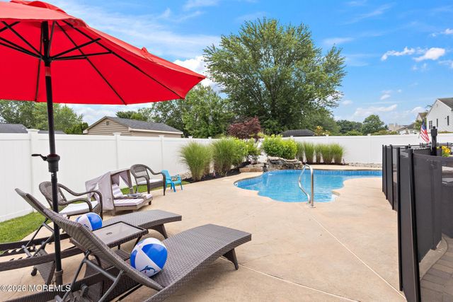 86 Colonial Drive, Tinton Falls, NJ 07712