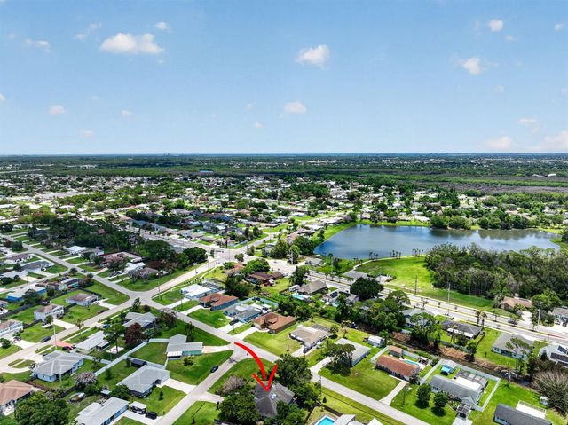 674 SE Starfish Avenue, Port St. Lucie, FL 34983