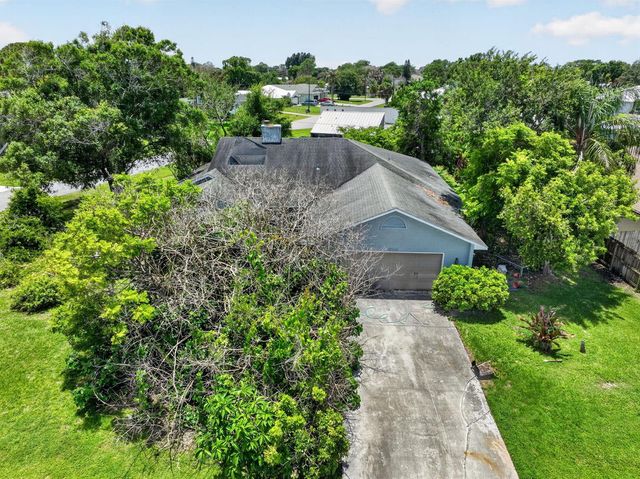 674 SE Starfish Avenue, Port St. Lucie, FL 34983