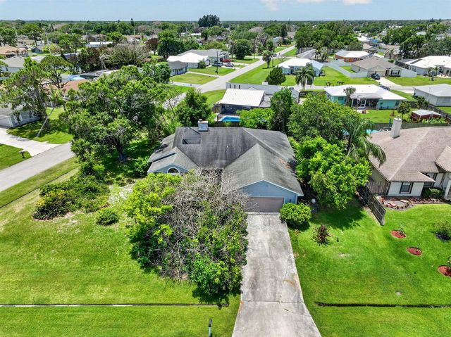 674 SE Starfish Avenue, Port St. Lucie, FL 34983