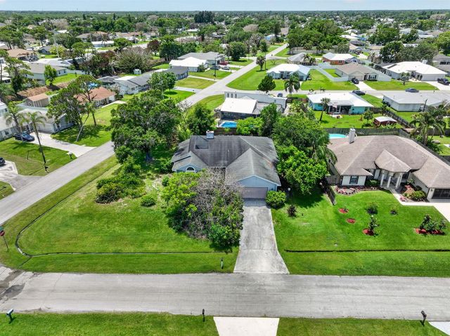 674 SE Starfish Avenue, Port St. Lucie, FL 34983