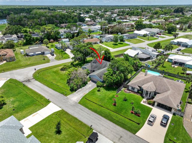 674 SE Starfish Avenue, Port St. Lucie, FL 34983