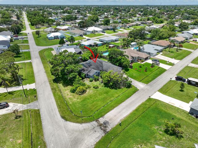 674 SE Starfish Avenue, Port St. Lucie, FL 34983