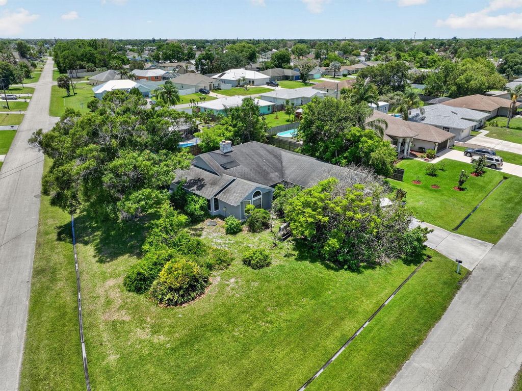 674 SE Starfish Avenue, Port St. Lucie, FL 34983