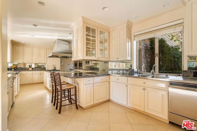 400 St Cloud Road, Los Angeles, CA 90077