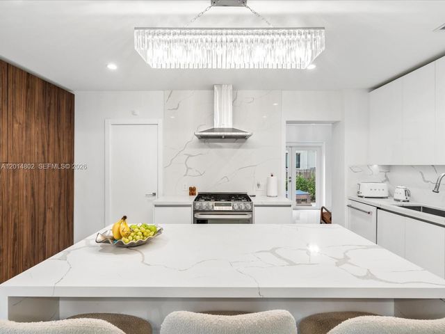 825 SW 23rd Rd 1, Miami, FL 33129