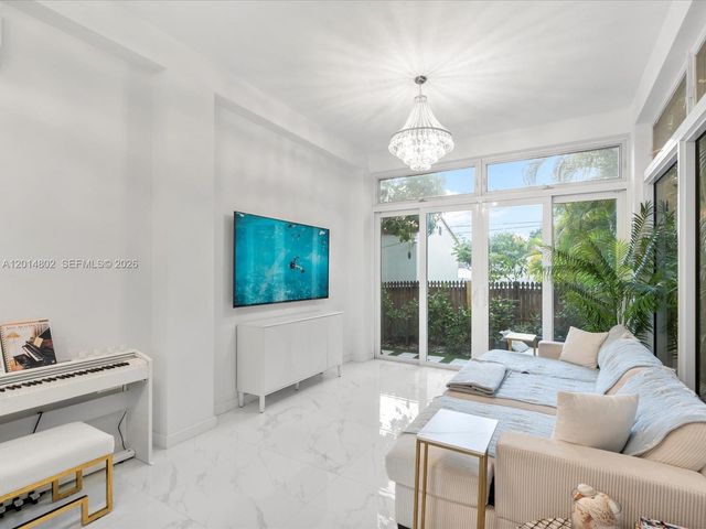 825 SW 23rd Rd 1, Miami, FL 33129