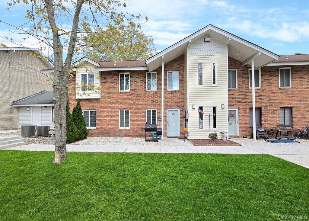 27 Cheyenne Court 27, Coram, NY 11727