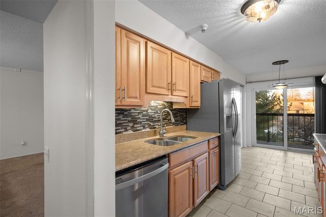 585 Coeur De Royale Drive 301, Creve Coeur, MO 63141
