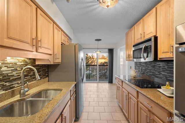585 Coeur De Royale Drive 301, Creve Coeur, MO 63141