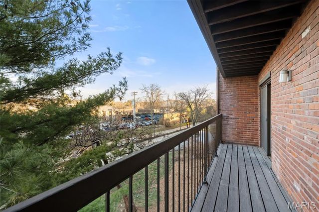 585 Coeur De Royale Drive 301, Creve Coeur, MO 63141
