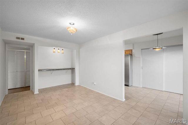 585 Coeur De Royale Drive 301, Creve Coeur, MO 63141