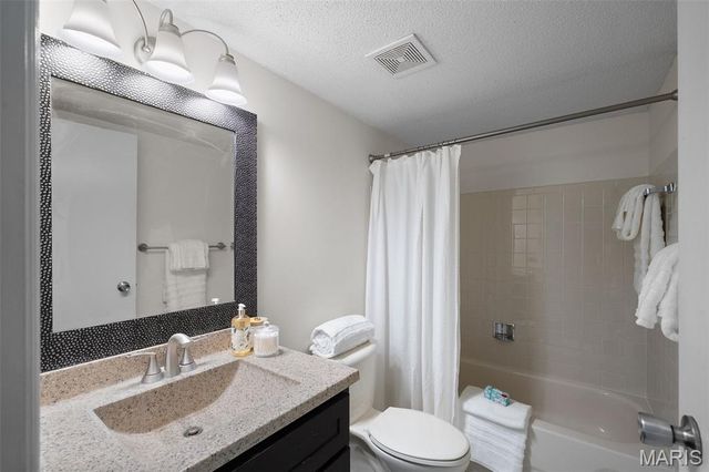 585 Coeur De Royale Drive 301, Creve Coeur, MO 63141