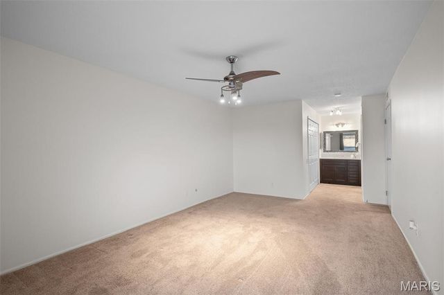 585 Coeur De Royale Drive 301, Creve Coeur, MO 63141