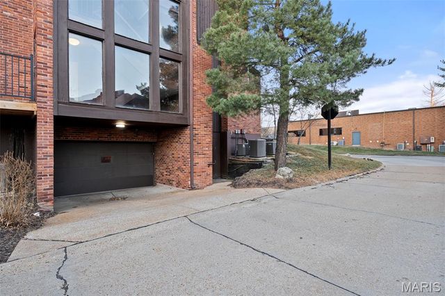 585 Coeur De Royale Drive 301, Creve Coeur, MO 63141