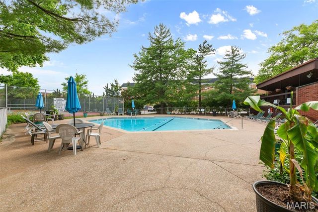585 Coeur De Royale Drive 301, Creve Coeur, MO 63141