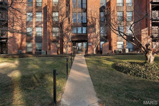 585 Coeur De Royale Drive 301, Creve Coeur, MO 63141