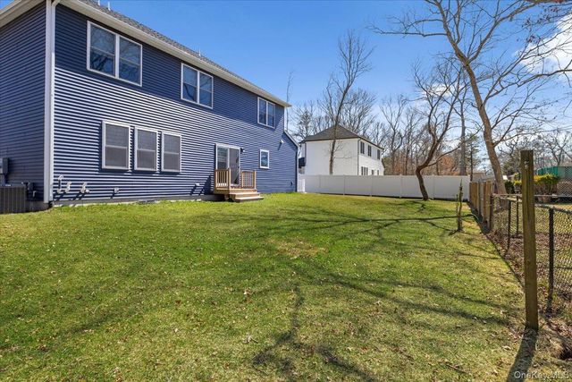 32 Florida Avenue, Medford, NY 11763