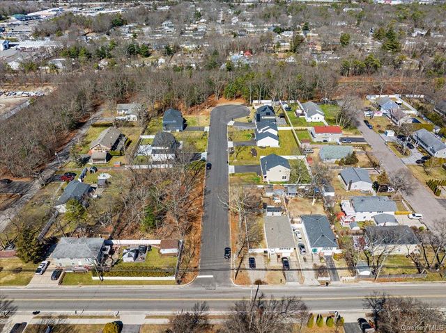 32 Florida Avenue, Medford, NY 11763