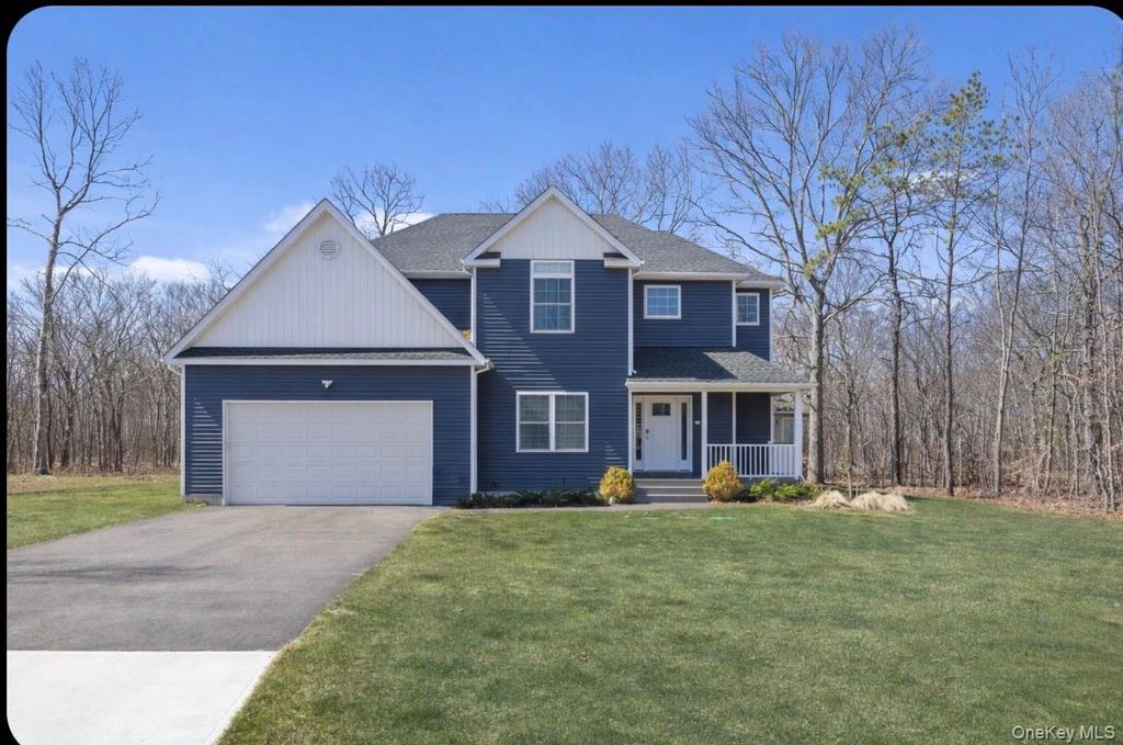 32 Florida Avenue, Medford, NY 11763