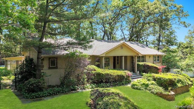 28 Penn Drive, Dix Hills, NY 11746
