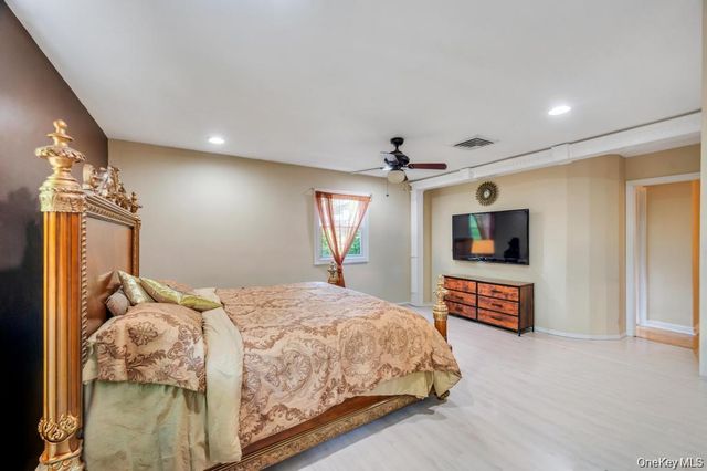 28 Penn Drive, Dix Hills, NY 11746