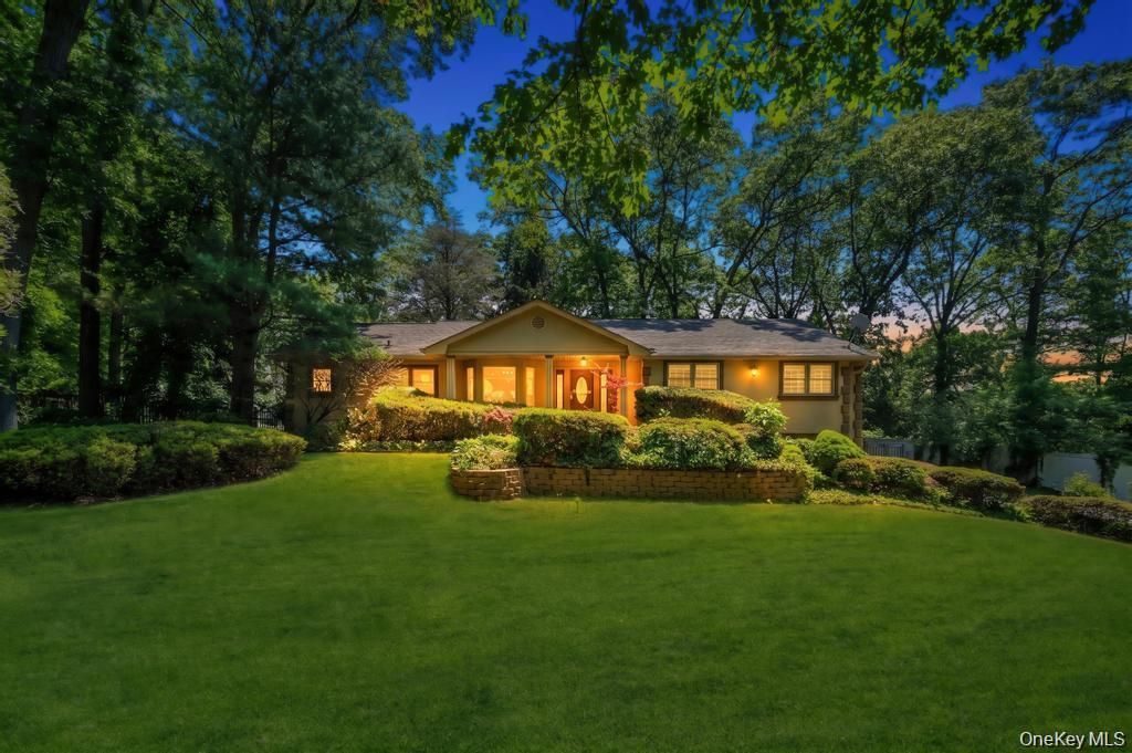 28 Penn Drive, Dix Hills, NY 11746