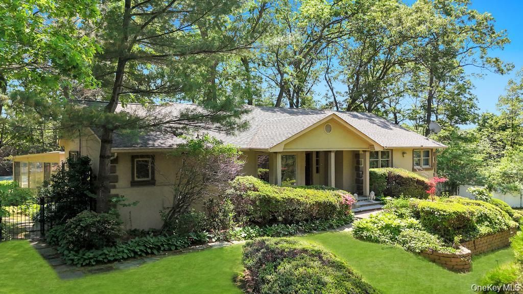 28 Penn Drive, Dix Hills, NY 11746 — photo 2