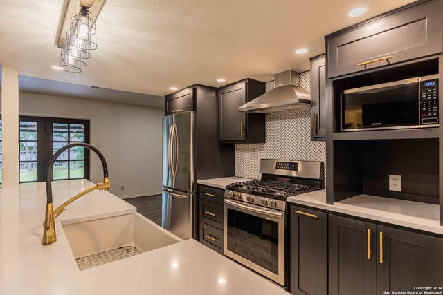 1014 MOREY PEAK DR, San Antonio, TX 78213