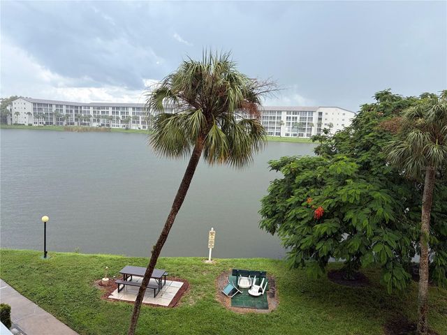 3753 LAKE BAYSHORE DRIVE 305, Bradenton, FL 34205
