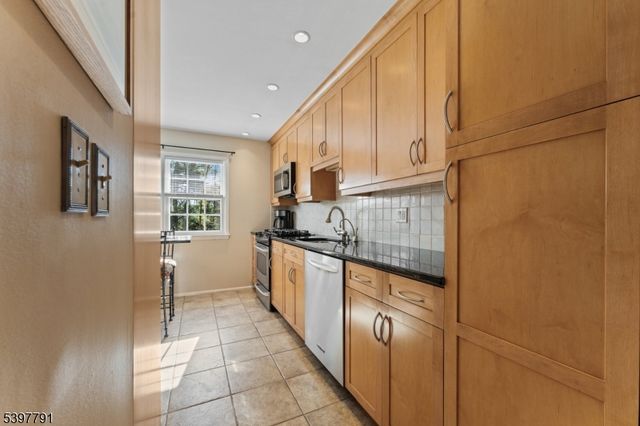 31 Fox Chase Run, Hillsborough Twp., NJ 08844