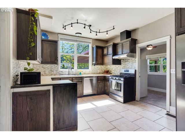 318 KOONS St, Silverton, OR 97381