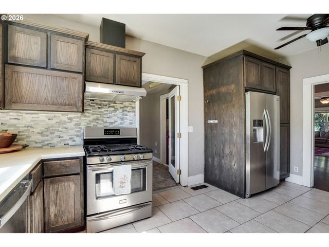 318 KOONS St, Silverton, OR 97381