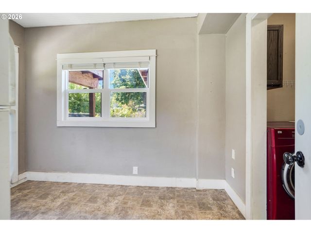 318 KOONS St, Silverton, OR 97381