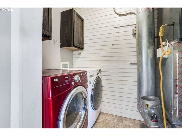 318 KOONS St, Silverton, OR 97381